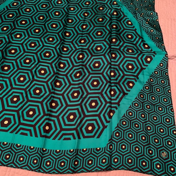 Geometric design green & black 43 inch square scarf. Never worn, great condition - Picture 2 of 4